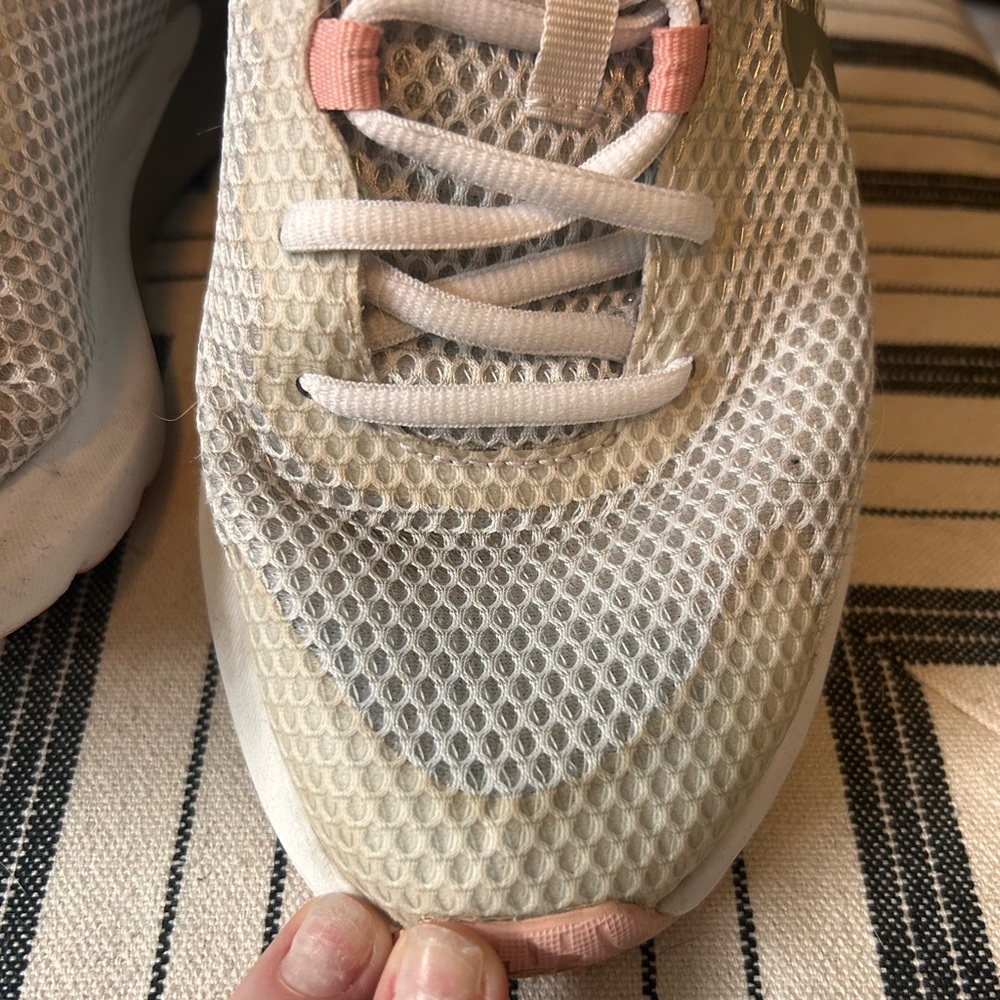 Women’s Under Armour tennis shoes - Picture 4 of 9
